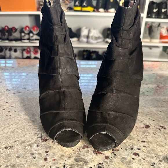 Boutique 9 Women’s Size 9.5 Faux Suede Bootie - Picture 1 of 7